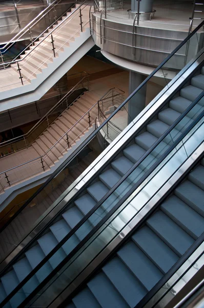 Roltrappen en trappen in een modern kantoorgebouw — Stockfoto