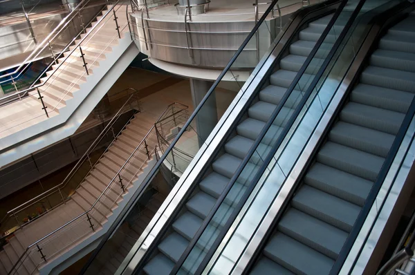 Yürüyen merdivenler ve merdiven var modern ofis binası — Stok fotoğraf