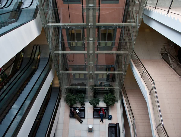 Cam asansör boşluğunda modern ofis binası — Stok fotoğraf