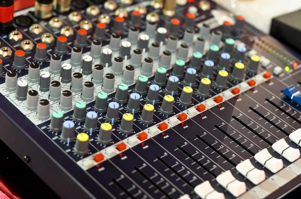 Equipamento de botões misturador em estúdio de gravação de áudio — Fotografia de Stock