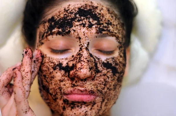 Portré egy lány, egy kozmetikai maszk kávé csukott szemmel — Stock Fotó