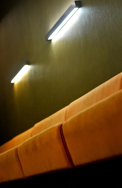 Beżowe kanapy i światła w pokoju z ciemno zielone ściany — Zdjęcie stockowe