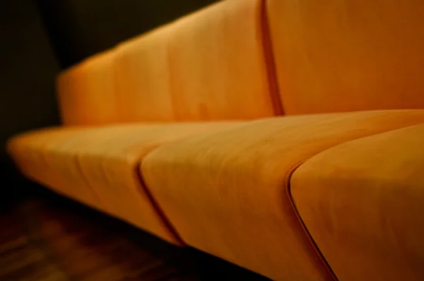 ダーク グリーンの壁が付いている部屋でベージュのソファーをクローズ アップ — ストック写真