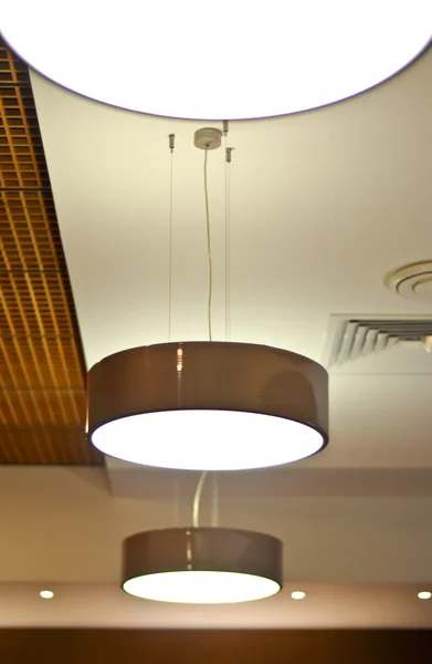 Diversi lampadari moderni sul soffitto del bar — Foto Stock
