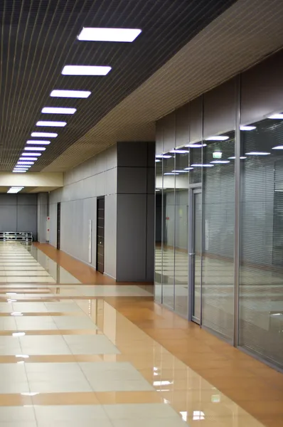 Muur met glazen wanden en deuren in kantoorgebouw — Stockfoto