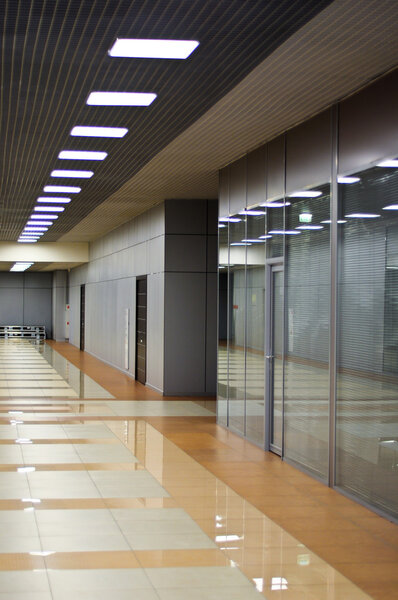 Стена со стеклянными перегородками и дверями в офисном здании
