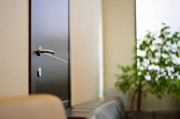 Wenge deur met een metalen handvat in het kantoor close-up — Stockfoto