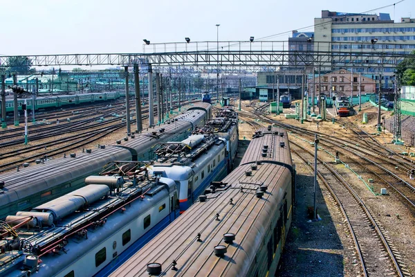 Järnvägen Terminal Med Några Tåg — Stockfoto