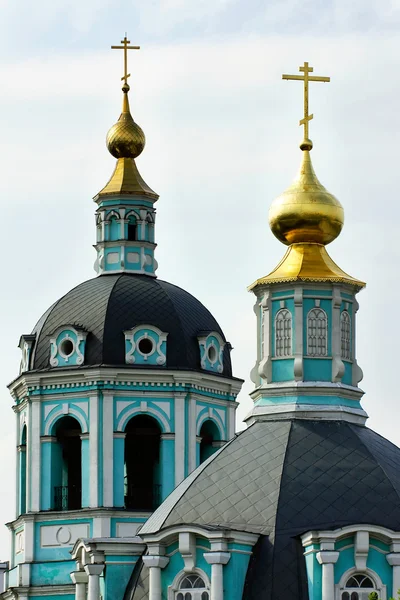 Фотография Православной Церкви Зелеными Стенами Золотыми Куполами Стоит Деревьями — стоковое фото