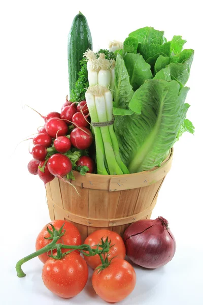 Wodden Bushel lleno de verduras para ensalada . —  Fotos de Stock