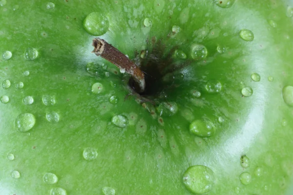 Nahaufnahme Von Grünem Apfel Mit Wassertropfen Und Stiel — Stockfoto