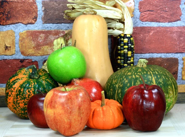 Apples Squashes Pumpkin Pomegranate Corn Group White Wooden Plate Front — Stock Photo, Image