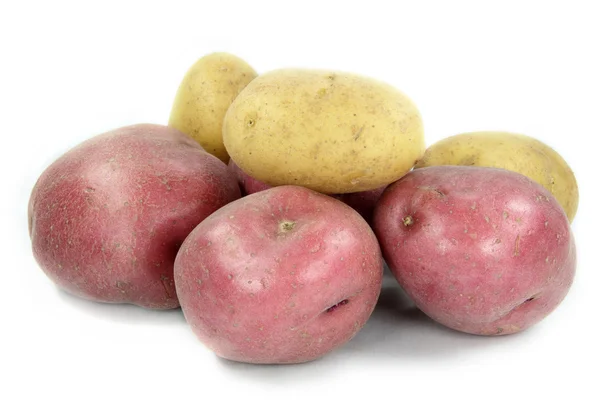 Knollen Roter Und Gelber Kartoffeln Vor Weißem Hintergrund — Stockfoto