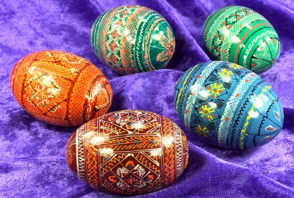 Pisanki Fioletowym Tle Fiolet Kolor Typowy Wielkanoc — Zdjęcie stockowe