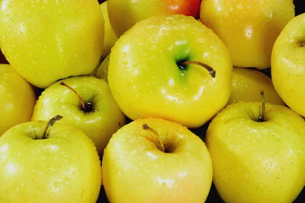 Gula Äpplen Täckta Med Vattendroppar Marknaden Fro Sälja — Stockfoto