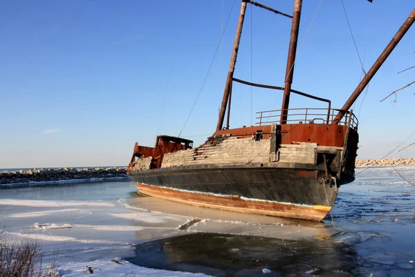 Remaining Two Mast Old Ship Fire Frozen Marina — Stock Photo, Image
