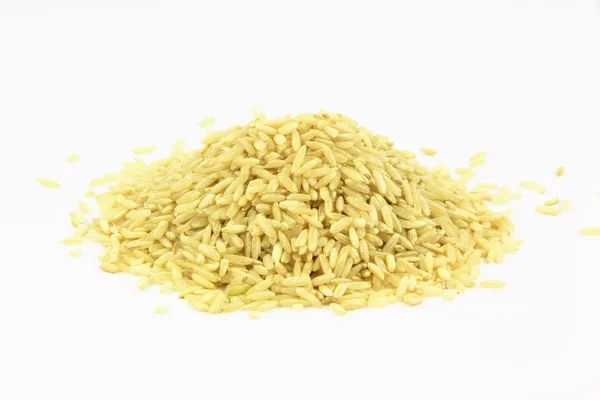 Ένα Σωρό Καστανό Ρύζι Πάνω Από Λευκό Φόντο — Φωτογραφία Αρχείου