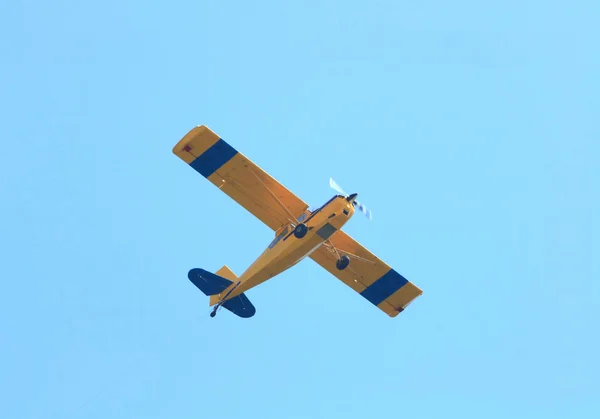 螺旋桨体育为下跌后拖曳滑翔机飞机滑翔机 — 图库照片