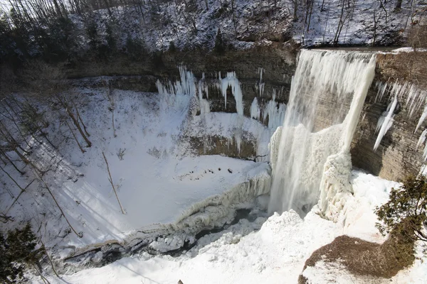 冷凍 tews 滝 - 水平方向. — ストック写真