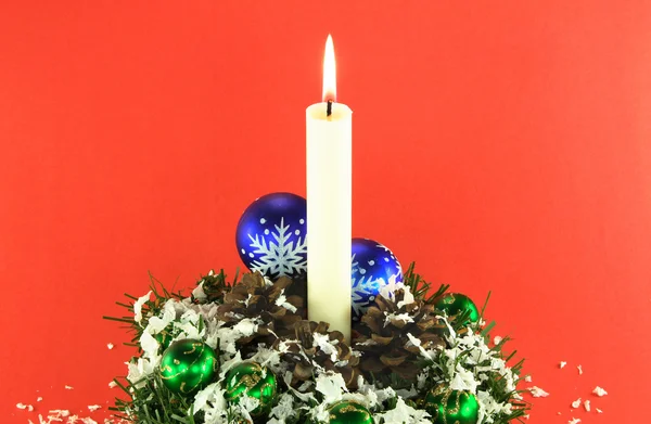 Brennende Kerze Mit Grünen Dekorationen Und Ornamenten — Stockfoto