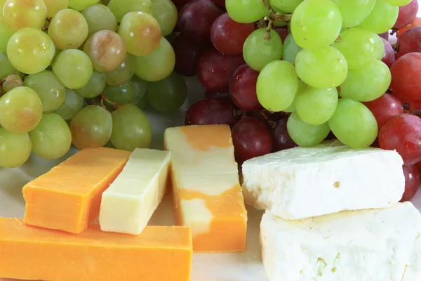 Gesunde Mediterrane Snacks Verschiedene Sorten Trauben Und Käse Auf Einem — Stockfoto