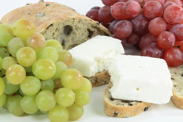 Gesunde Mediterrane Snacks Verschiedene Arten Trauben Geschnittenes Olivenbrot Und Weißer — Stockfoto