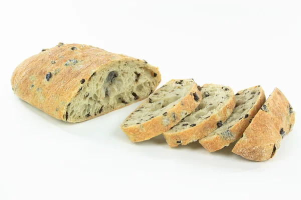 Plasterki śródziemnomorskiej ciabatta czarny chleb oliwkowy. — Zdjęcie stockowe
