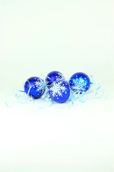 Μπλε Διακοσμητικές Μπάλες Και Λωρίδα Που Χρησιμοποιούνται Για Διακόσμηση Χριστουγέννων — Φωτογραφία Αρχείου