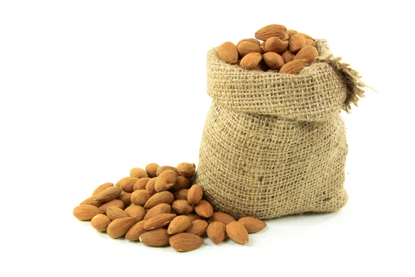Přírodní celých mandlí ořechy pytlovina pytle. — Stock fotografie