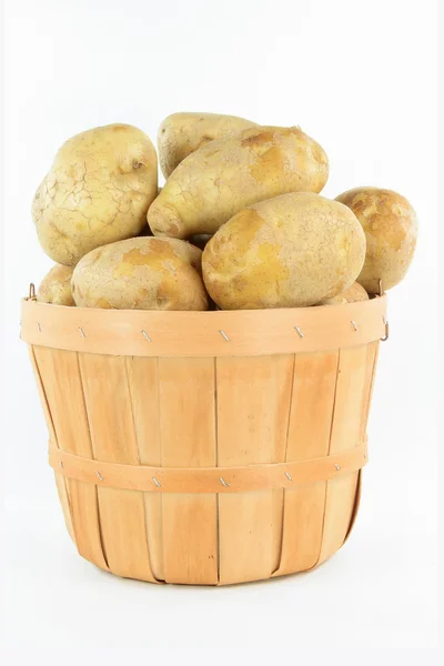 Standbild Von Kartoffeln Hölzernen Korbbushel Vertikale Ausrichtung Über Weiß — Stockfoto