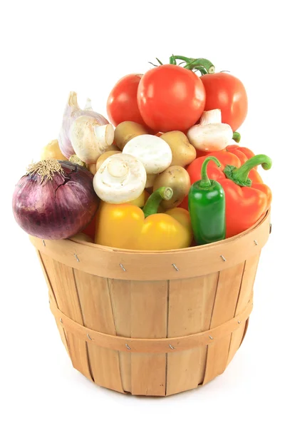 さまざまな野菜と食材 コショウ ジャガイモ トマト ニンニク タマネギ マッシュルーム 白の背景に隠れて上木製のバスケット ブッシェルのハラペーニョの静止画像 — ストック写真