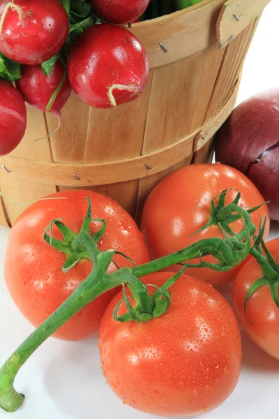 Buszel drewniane i pomidory na winorośli. — Zdjęcie stockowe