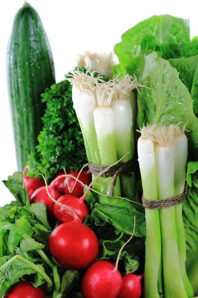 Sayuran hijau, bawang bombay segar dan lobak menutup-Abstrak . — Stok Foto