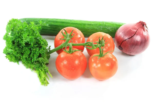 Produkty bio okurky a rajčata salát. — Stock fotografie