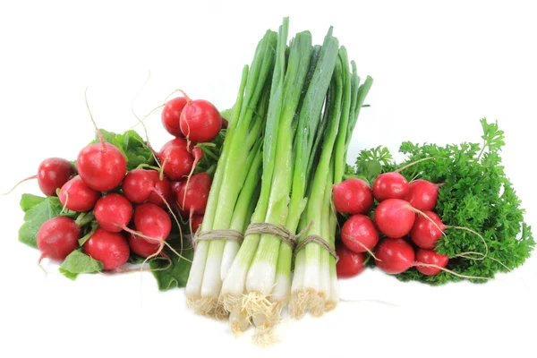 Hromadu zeleniny - ředkvičky, čerstvá cibule, petržel. — Stock fotografie
