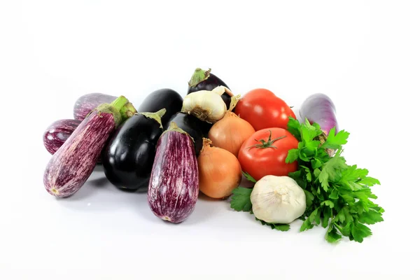 Muhtelif patlıcan ve sebze üzerine beyaz kazık. — Stok fotoğraf