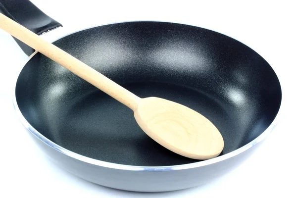 静物的用于烹饪煎锅和木烹饪勺子在白色背景的图片 — 图库照片