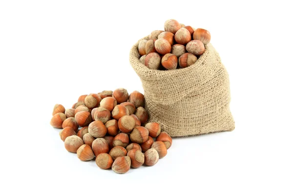 Unshelled hazelnoten noten. — Stockfoto