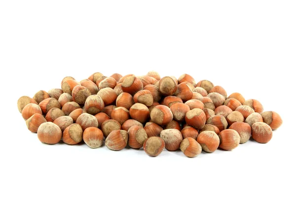 Stapel unshelled hazelnoten noten. — Stockfoto