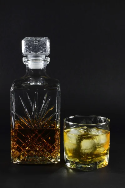 Bodegón Whisky Botella Cristal Decorativo Las Rocas Vidrio Sobre Fondo — Foto de Stock
