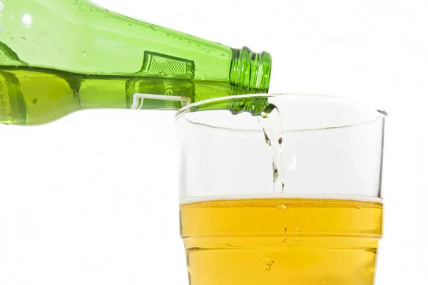 Despejar Cerveja Uma Garrafa Cerveja Verde Copo — Fotografia de Stock