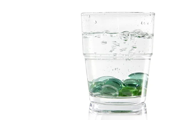 Kulki w szklance wody — Zdjęcie stockowe