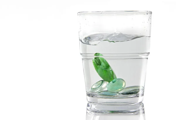 Bir bardak su mermerler — Stok fotoğraf