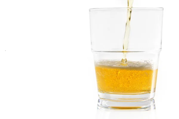 Bier in een glas gieten — Stockfoto