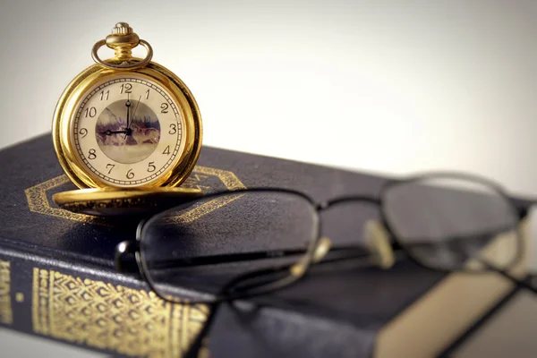 Antika klockor och bok — Stockfoto