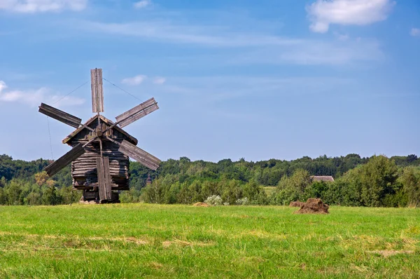 田舎の古い木の風車は ロイヤリティフリーのストック画像