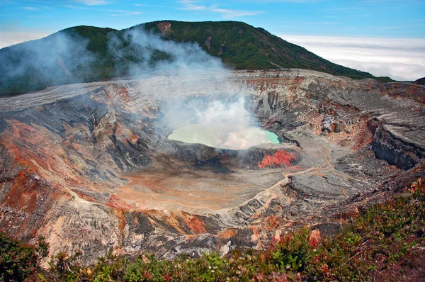 コスタリカのポアス火山のクレーターの喫煙 ロイヤリティフリーのストック写真