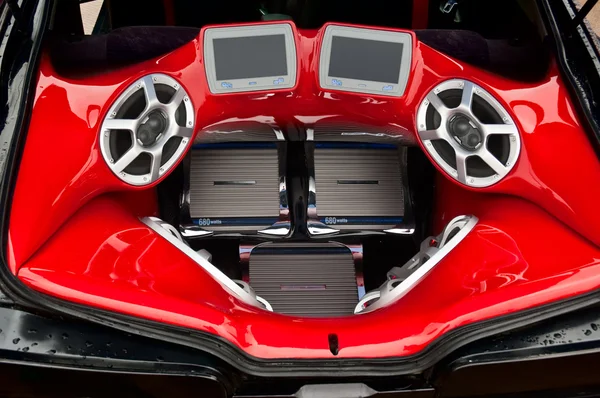 스피커와 Lcd 모니터를 자동차 트렁크에 강력한 오디오 시스템 — 스톡 사진
