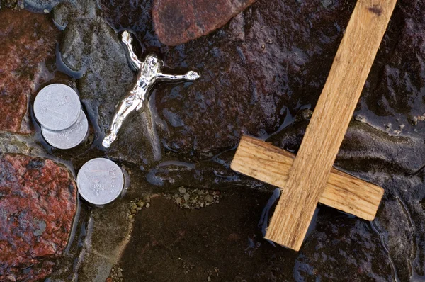 Krzyż, monety i postać Jezusa. — Zdjęcie stockowe