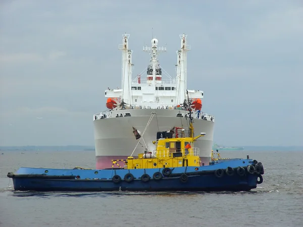 Буксир Буксирует Большой Корабль Чистой Воде — стоковое фото